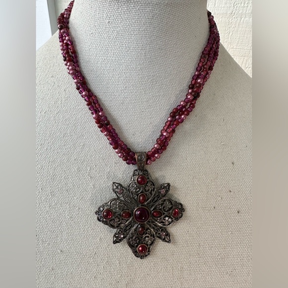 Triple strand pink fuchsia bead and pendant necklace - Picture 2 of 7